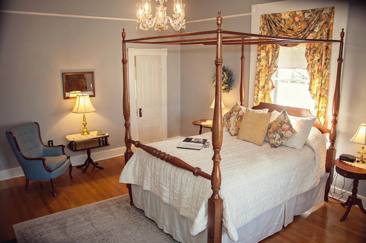 The Carriage Inn Bed And Breakfast Charles Town Esterno foto