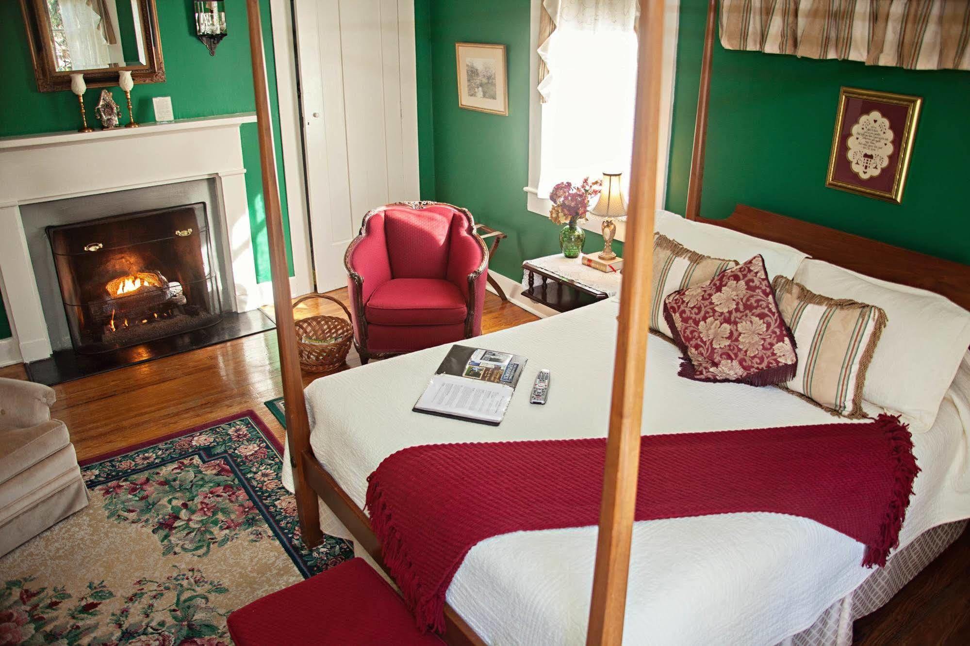 The Carriage Inn Bed And Breakfast Charles Town Esterno foto