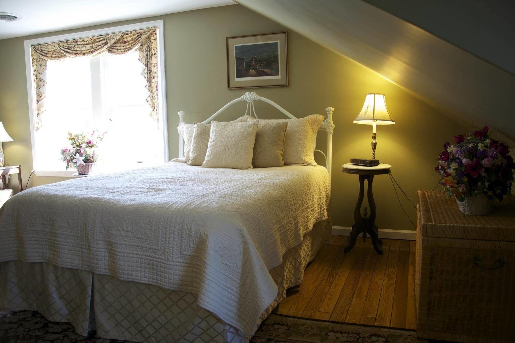 The Carriage Inn Bed And Breakfast Charles Town Esterno foto
